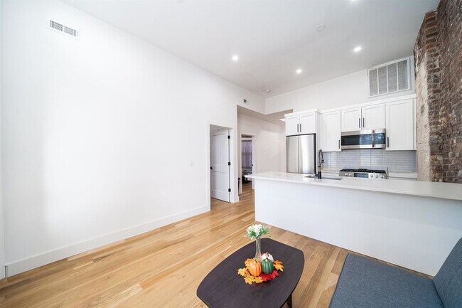 Photo - 27 Corbin Ave Unidad 6