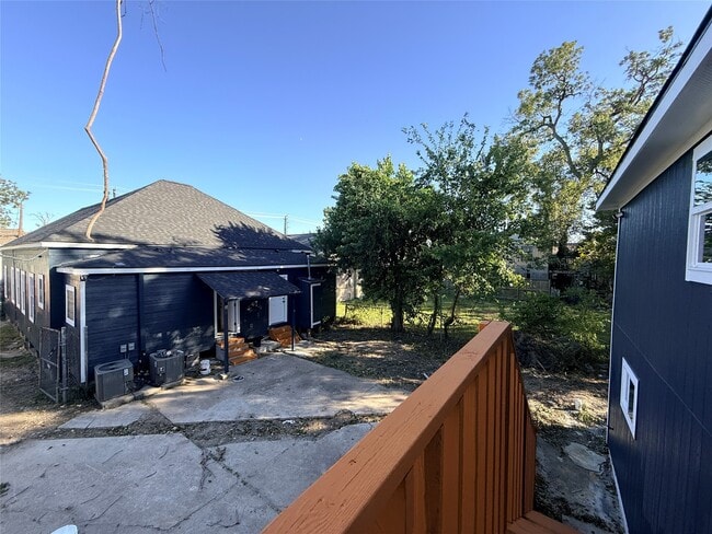 Photo - 2209 Gano St Unit 4