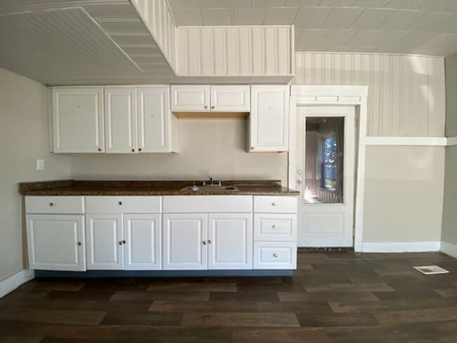 Photo - *MOVE IN SPECIAL"- Half off 3rd month's re...