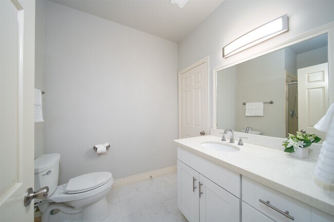 27 Shaker Ct W
