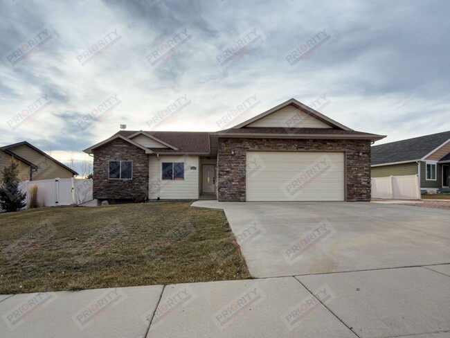 Building Photo - 5 bedroom, 3 bathroom single family house