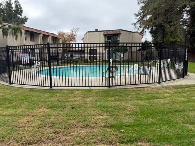 Building Photo - Stylish 2-Bedroom Condo in the Heart of Li...