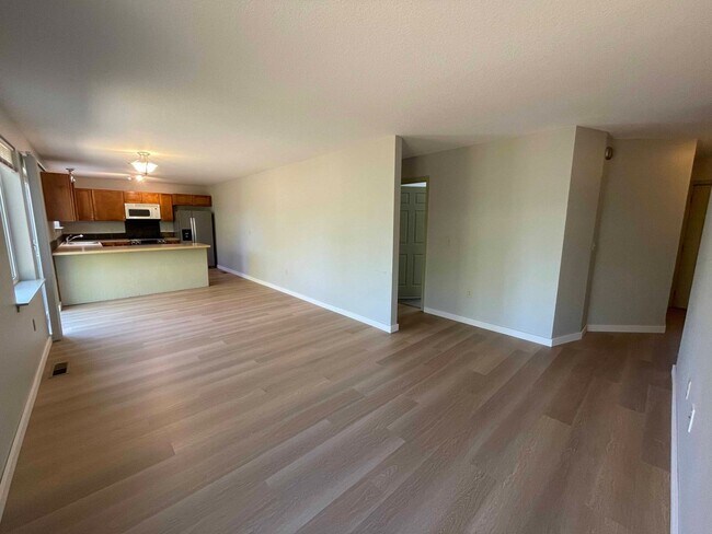 Photo - Great 6 bed, 6 bath Duplex Unit in North Portland with Laundry, Patio