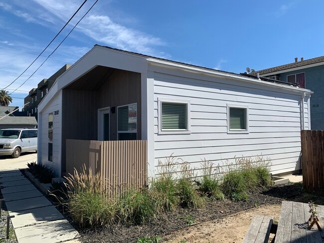 Building Photo - 219 N Ave 54 Unit 221