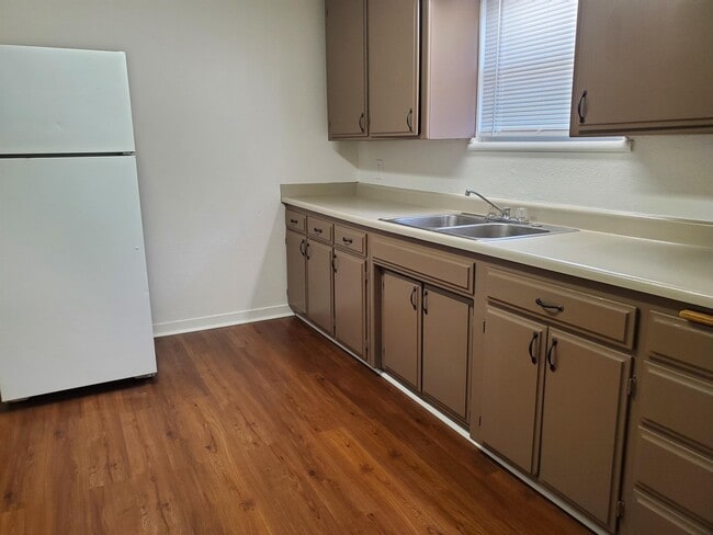 Photo - 430 Robinson Ave