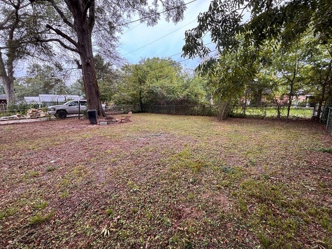 Photo - 3 Bedrooms, 2 Bathrooms - Home in Celenease!