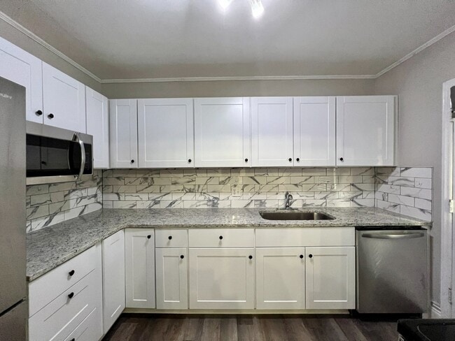 Building Photo - Freshly Painted Elizabeth Townhome Unit 204 N Laurel Ave #5d