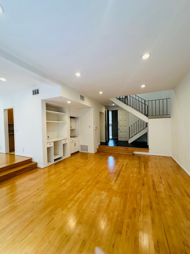 Huge Living Room and High Ceilings - 817 10th St