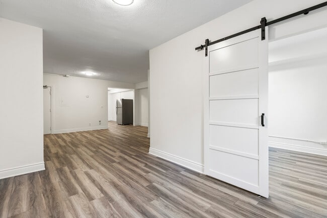 Photo - University Apartments - 8 St. Thomas