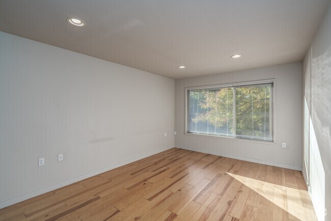 1BR, 1BA - 650SF - Living Room - 844 BG HANDEL APTS