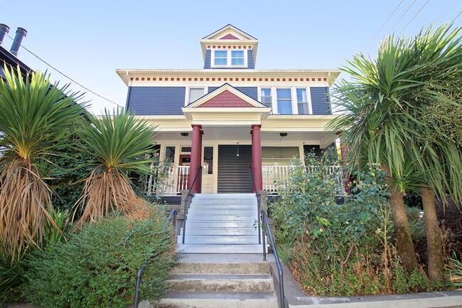 Building Photo - 1634 NW Everett St Rental