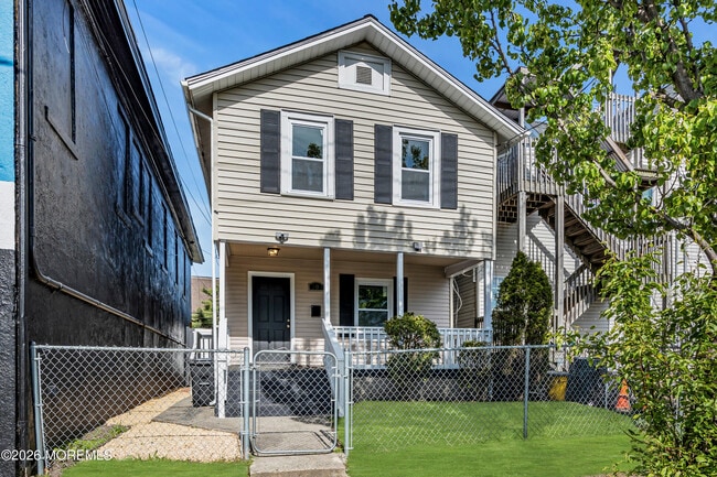 Photo - 303 Comstock St