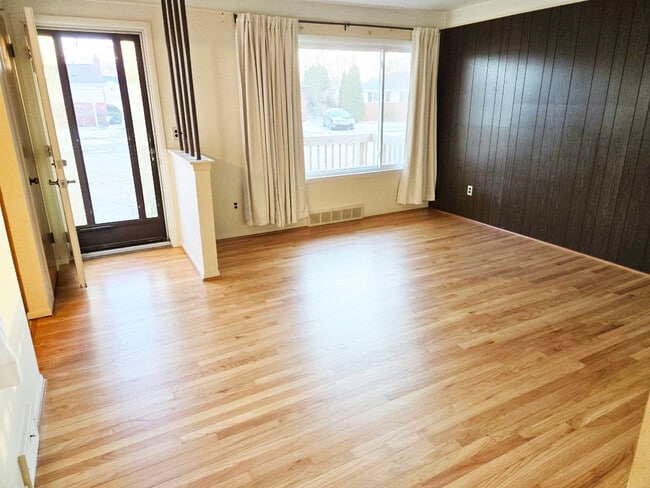 Photo - 28606 Denise St