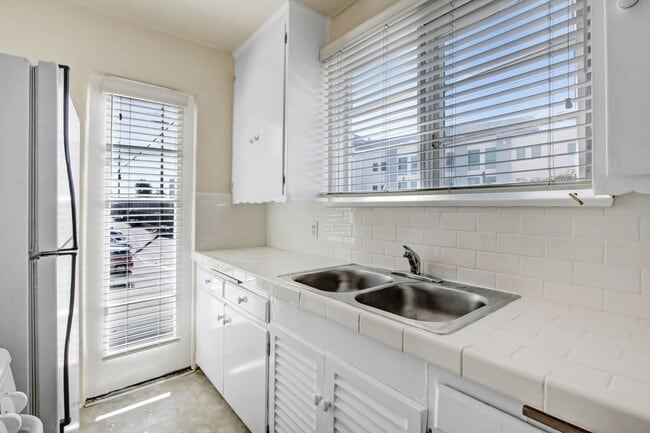 Photo - 2202-2206 20th St in Santa Monica! Near Ocean Park Blvd. Unidad 2204A