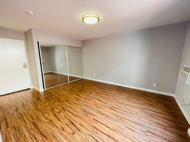 Building Photo - 7044 Hawthorn Ave Rental
