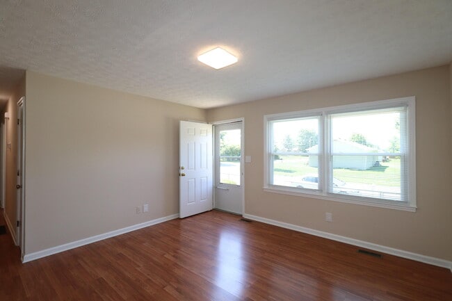 Photo - 212 Foxwood Dr