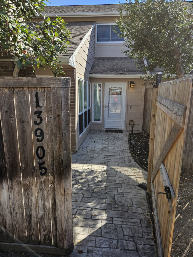 "NEWLY REMODELED 2-Bed Townhouse with 2.5 ... - "NEWLY REMODELED 2-Bed Townhouse with 2.5 ...