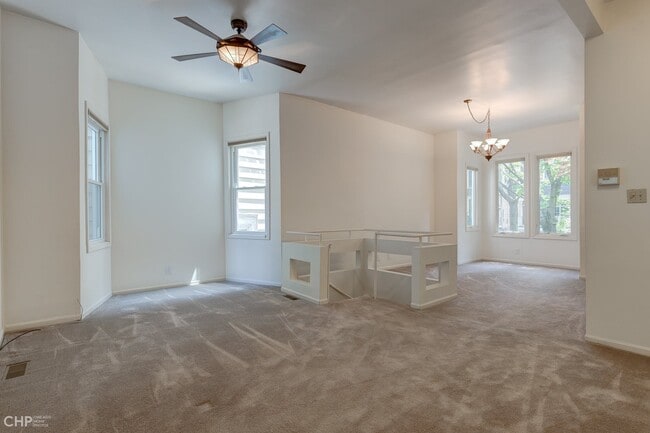 Living room - 1224 W Barry Ave Unit 1