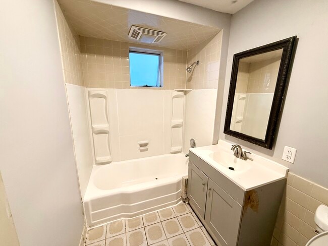 Photo - 1809 60th St