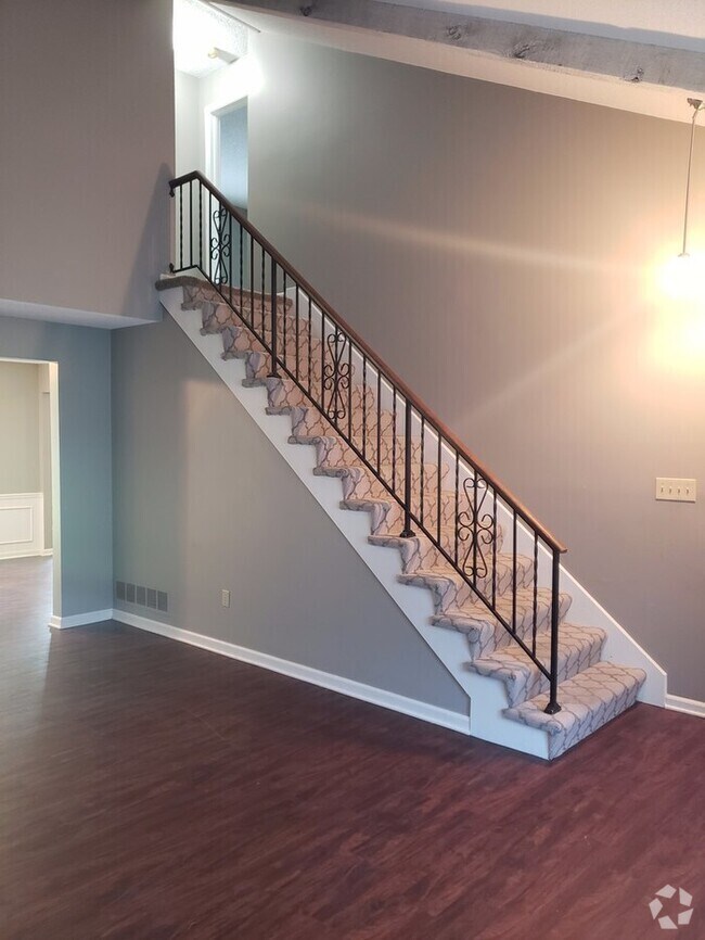 Building Photo - Amazing Overland Park Duplex-Available in ... Rental