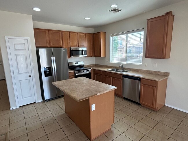 Photo - 10042 W Illini St