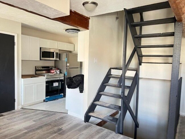 Photo - 128 W 9th Ave