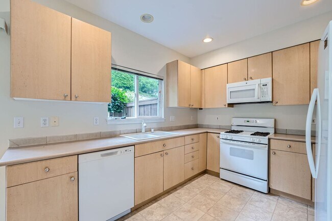 Photo - 3bed/2.5 End Townhome Unit with Attached Garage in Renton!
