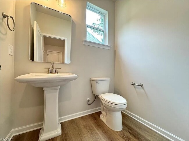 Photo - 1086 W Bank St