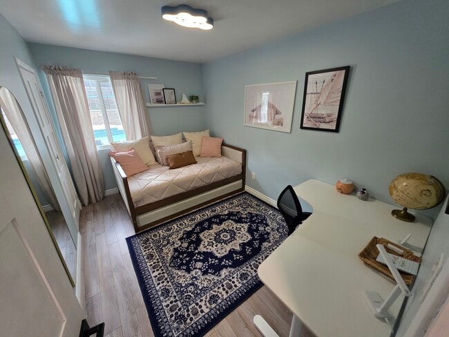 Photo - 6097 Charae St