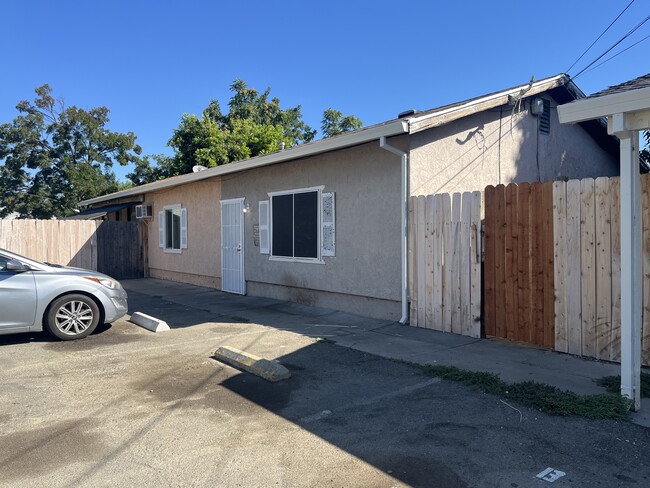 Building Photo - 1115 Holly Ave Unit B