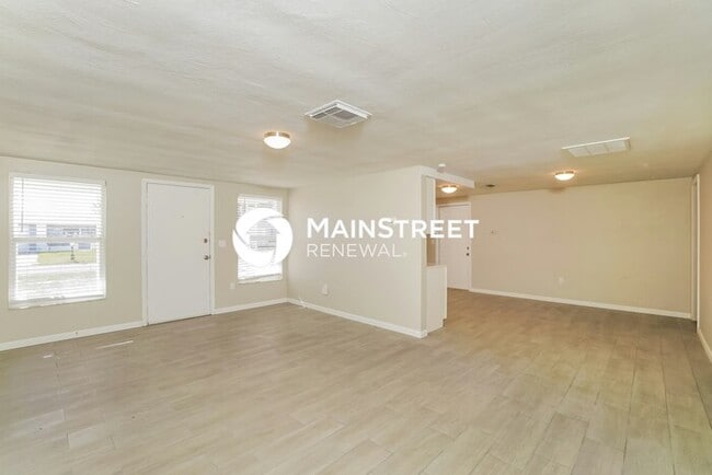 Photo - 3 Bedroom Pet-Friendly Home in Port Richey, FL with Main Street Renewal
