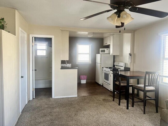 Photo - 564 N Main St