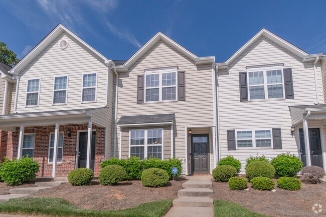 Building Photo - Townhome in a great location!
