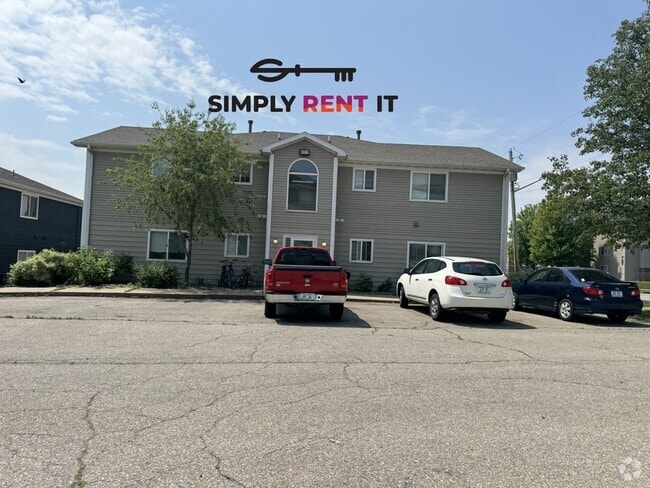 Building Photo - 3 Bedroom 2 Bathroom with Internet! Unit 3 Rental