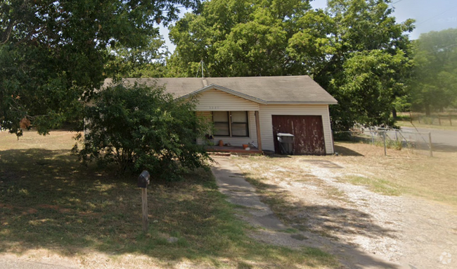 Building Photo - Newly remodeled 3 bedroom and 2 bath house