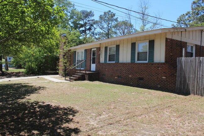 Building Photo - Ireland Dr. area