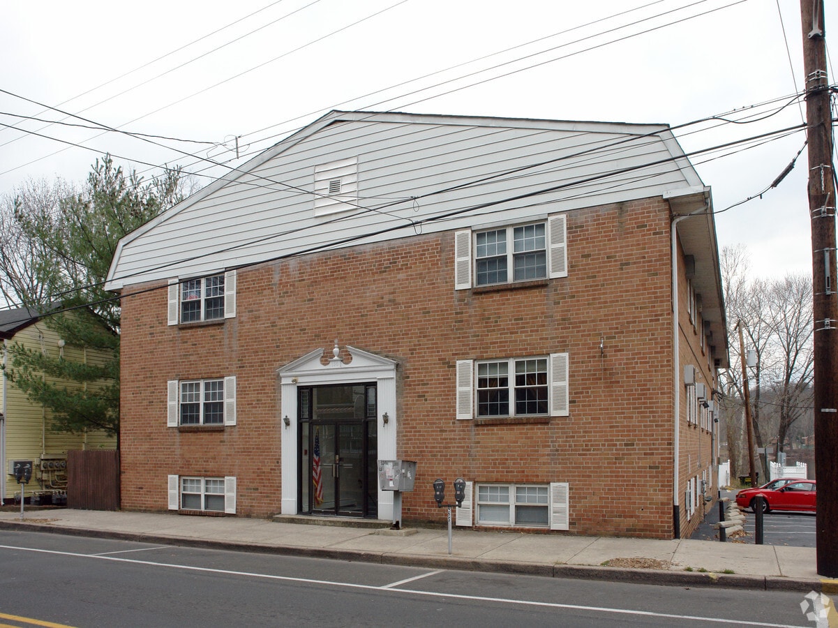 136 S Main St - 136 S Main St Apartments
