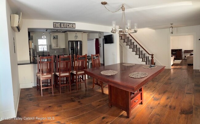 Photo - 648 Albany Turnpike