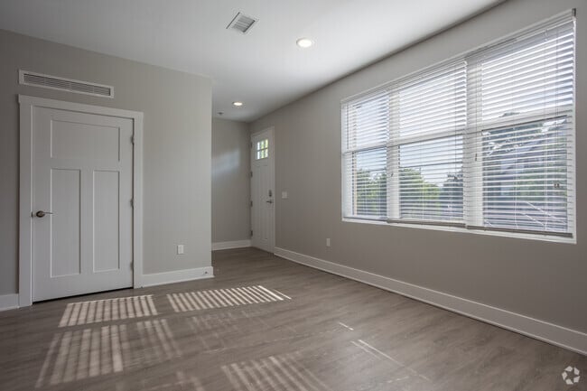 2BR, 2BA - 973SF - Living Room