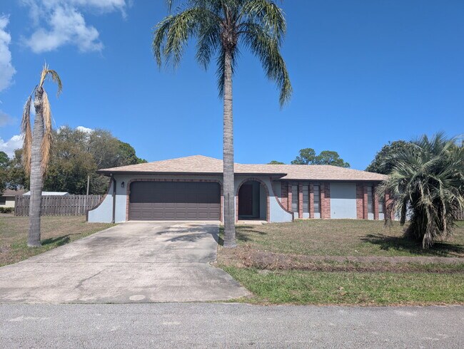 Building Photo - 3 Bedroom Pool Home Available in Palm Bay