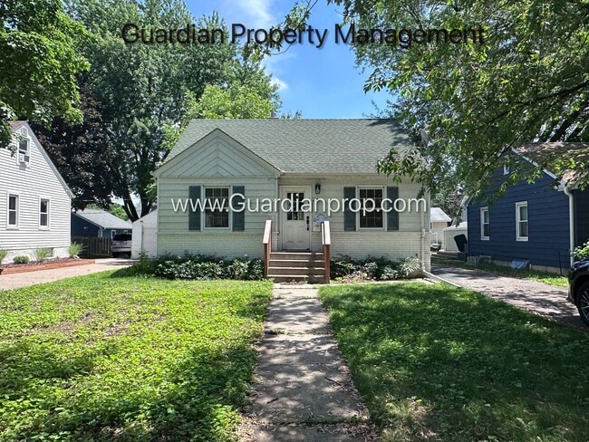 Building Photo - St Louis Park Single Family Home, Fenced Yard, Dishwasher, 1 Car Garage