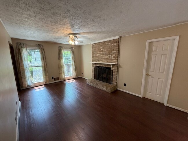 Photo - 364 Regal Dr NW