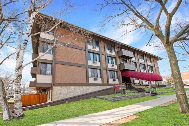 Building Photo - 2025 E Greenwich Ave