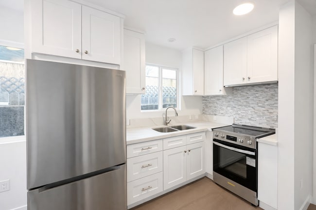 Building Photo - 6907 Noble Ave