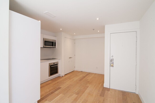 Photo - 25 Av des Pins O Unit 212