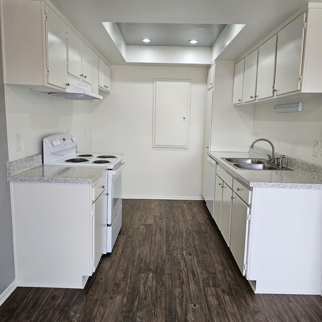 1BR, 1BA - 775 SF