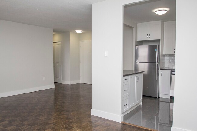 Building Photo - 2185 Sheridan Park Dr