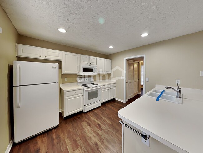 Photo - 2490 Delowe St