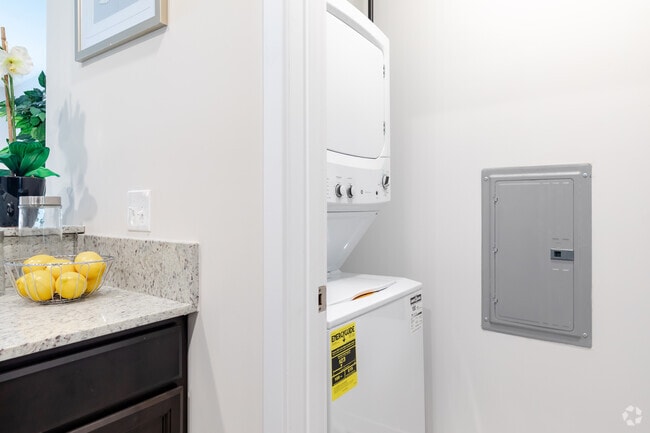 1BR 1BA + Den - 913SF