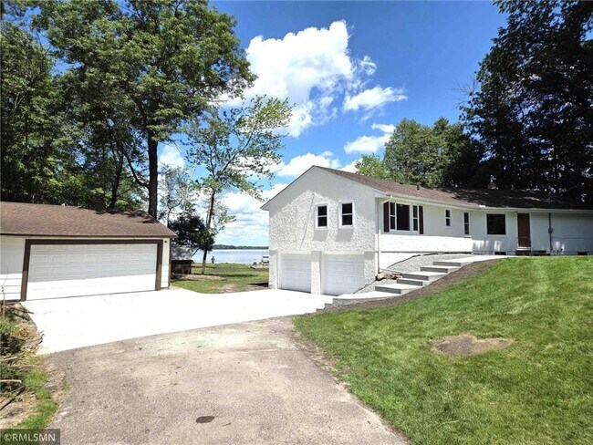 Photo - 3311 Interlachen Dr NE